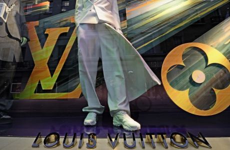 H Louis Vuitton δεν είναι το πρώτο πολυτελές brand μόδας που συνεργάζεται με το ΝΒΑ. Είναι το πρώτο που ασχολείται με τη θήκη του Larry O'Brien trophy.