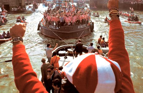 Η πρωταθλήτρια ομάδα της Αθλέτικ το 1983, ανεβαίνει τον ποταμό Νερβιόν στο Μπιλμπάο μέσα στη θρυλική gabarra (φορτηγίδα) εν μέσω αποθέωσης.