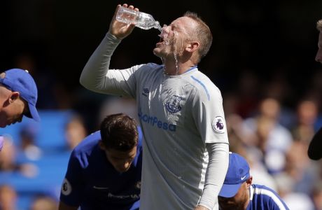 Everton's Wayne Rooney pours water on his face during the English Premier League soccer match between Chelsea and Everton at Stamford Bridge stadium in London, Sunday, Aug. 27, 2017. (AP Photo/Alastair Grant)
