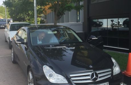 Υπέγραψε, φωτογραφήθηκε μπήκε στην Mercedes του Ντούσκο