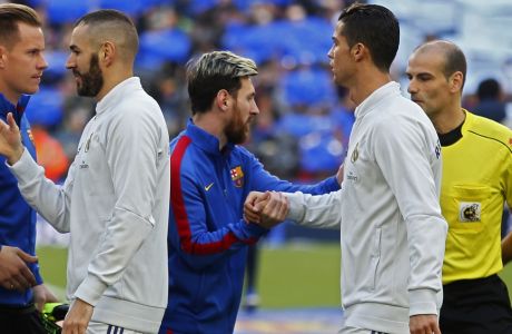 Barcelona's Lionel Messi, centre, greets Real Madrid's Cristiano Ronaldo, second right, before the Spanish La Liga soccer match between FC Barcelona and Real Madrid at the Camp Nou in Barcelona, Spain, Saturday, Dec. 3, 2016. The match ended in a 1-1 draw. (AP Photo/Francisco Seco)