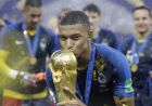 France's Kylian Mbappe kisses the trophy after the final match between France and Croatia at the 2018 soccer World Cup in the Luzhniki Stadium in Moscow, Russia, Sunday, July 15, 2018. France won the final 4-2. (AP Photo/Matthias Schrader)
