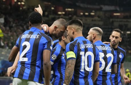Inter Milan's Edin Dzeko, second left, celebrates with his teammates after scoring his side's opening goal during the Champions League semifinal first leg soccer match between AC Milan and Inter Milan at the San Siro stadium in Milan, Italy, Wednesday, May 10, 2023. (AP Photo/Antonio Calanni)