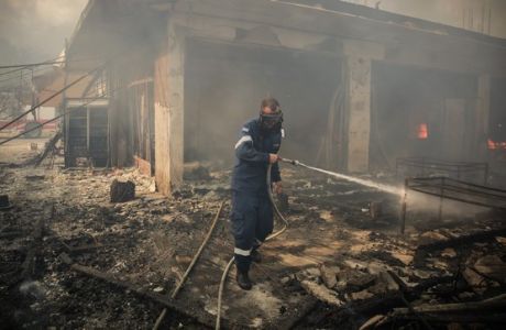 Πυρκαγιά στην περιοχή της Κινέτας. Η φωτιά κατέστρεψε σπίτια καθώς και δασική περιοχή, Δευτέρα 23/7/2018. (Eurokinissi/ΣΤΕΛΙΟΣ ΜΙΣΙΝΑΣ)