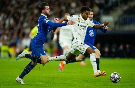 Real Madrid's Rodrygo, right, vies for the ball with Chelsea's Ben Chilwell during the Champions League quarter final first leg soccer match between Real Madrid and Chelsea at Santiago Bernabeu stadium in Madrid, Wednesday, April 12, 2023. (AP Photo/Jose Breton)