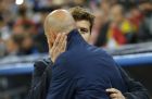 Tottenham coach Mauricio Pochettino, right, embraces Real Madrid coach Zinedine Zidane prior the start of the Group H Champions League soccer match between Real Madrid and Tottenham Hotspur at the Santiago Bernabeu stadium in Madrid, Tuesday, Oct. 17, 2017. (AP Photo/Francisco Seco)
