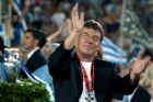 O Ότο Ρεχάγκελ χειροκροτεί το κοινό, στο Παναθηναϊκό Στάδιο, στην επιστροφή της πρωταθλήτριας Ευρώπης, Ελλάδας από την Πορτογαλία.  