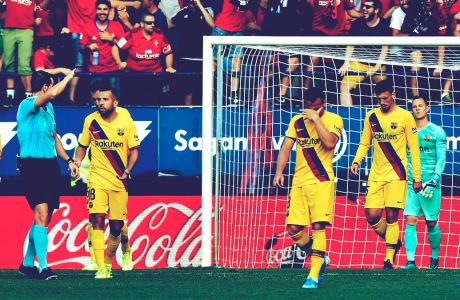 Οι παίκτες της Μπαρτσελόνα απογοητευμένοι μετά από το γκολ που δέχθηκαν από την Οσασούνα, σε αναμέτρηση για την Primera Division 2019-2020 στο 'Σαδάρ', Παμπλόνα, Σάββατο 31 Αυγούστου 2019