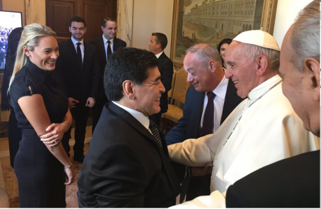 Συνάντηση γιγάντων: Ο Μαραντόνα είδε τον Πάπα