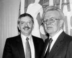 Ο Ντέιβιντ Στερν την ημέρα της εκλογής του (16/11/1984), με τον Ο Μπράιαν (AP Photo/David Pickoff)