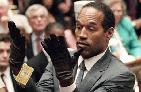 Φωτογραφία από τη δίκη του Ο.Τζ Σιμπσον. Ο πρώην αθλητής δοκιμάζει στα χέρια του τα γάντια του δολοφόνου