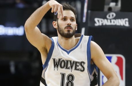 Minnesota Timberwolves' Omri Casspi plays against the San Antonio Spurs during the first half of an NBA basketball game Tuesday, March 21, 2017, in Minneapolis. (AP Photo/Jim Mone)