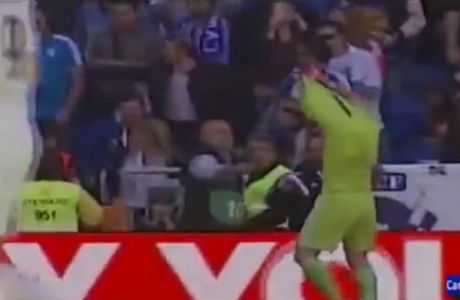 Συγκινητική στιγμή: Ο Κασίγιας έδωσε τη φανέλα του σε παιδάκι που το χτύπησε η μπάλα (VIDEO)