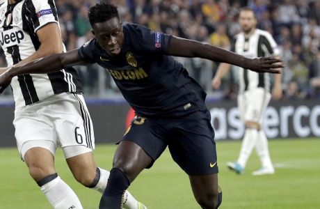 Juventus' Sami Khedira, left, and Monaco's Benjamin Mendy, right, challenge for the ball during the Champions League semi final second leg soccer match between Juventus and Monaco in Turin, Italy, Tuesday, May 9, 2017. (AP Photo/Antonio Calanni)