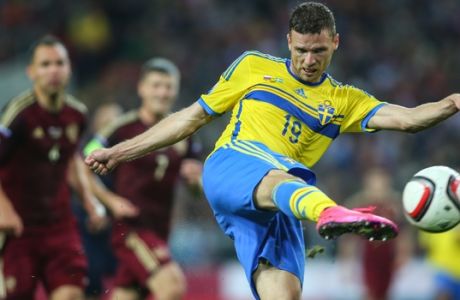 Sweden's Marcus Berg tries to score during a Euro 2016 qualifying Group G soccer match between Russia and Sweden in the Otkrytie Arena stadium in Moscow, Saturday, Sept. 5, 2015. (AP Photo/Denis Tyrin)