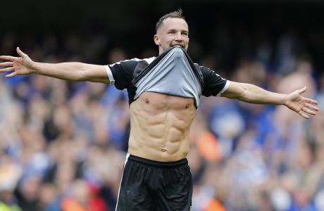 Leicester's Danny Drinkwater celebrates after scoring during the English Premier League soccer match between Chelsea and Leicester City at Stamford Bridge stadium in London, Sunday, May 15, 2016.(AP Photo/Frank Augstein)