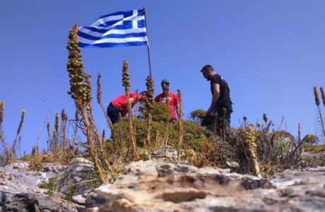 Με διακριτικά του Ολυμπιακού ύψωσαν την ελληνική σημαία στους Φούρνους
