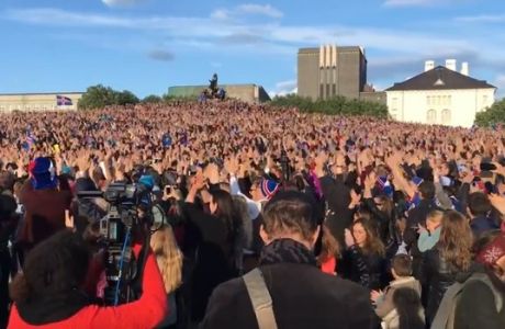 Το συγκλονιστικό χειροκρότημα από 10.000 κόσμο για την Ισλανδία 