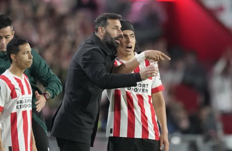 PSV's head coach Ruud van Nistelrooy speaks to PSV's Erick Gutierrez before sending him on the pitch during the Europa League group A soccer match between PSV and Arsenal at the Philips stadium in Eindhoven, Netherlands, Thursday, Oct. 27, 2022. (AP Photo/Peter Dejong)