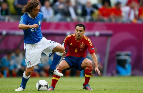 Italy's Andrea Pirlo (L) and Spain's Xavi Hernandez (R) challenge for the ball during their Group C Euro 2012 soccer match at the PGE Arena in Gdansk, June 10, 2012.         REUTERS/Kai Pfaffenbach (POLAND  - Tags: SPORT SOCCER)  