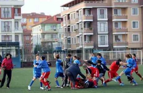 Μαλλιοτραβήγματα σε αγώνα γυναικείου ποδοσφαίρου στην Τουρκία