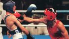 Ο Σομλούκ Καμσίνγκ περνάει ένα χτύπημα στο πρόσωπο του Σεραφίμ Τοντόροφ κατά τη διάρκεια του τελικού των Ολυμπιακών Αγώνων