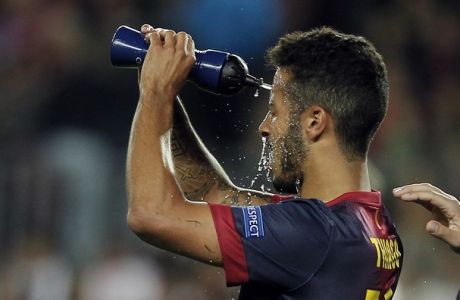 Barcelona midfielder Thiago Alcantara refreshes during the Champions League semifinal second leg soccer match between FC Barcelona and Bayern Munich at the Camp Nou stadium in Barcelona, Wednesday, May 1, 2013. (AP Photo/Andres Kudacki)