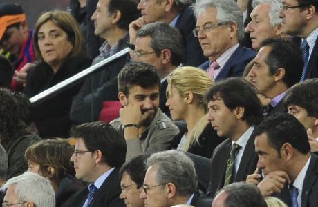 FC Barcelona's Gerard Pique, center left, sits with Colombia singer Shakira, center right, during a Spanish La Liga soccer match between FC Barcelona and Osasuna at the Camp Nou stadium in Barcelona, Spain, Saturday, April 23, 2011. (AP Photo/Manu Fernandez)