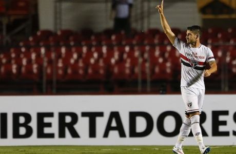 Alexandre Pato of Brazil's Sao Paulo FC celebrates after scoring his second goal against Uruguay's Danubio during a Copa Libertadores soccer match in Sao Paulo, Brazil, Wednesday, Feb. 25, 2015. (AP Photo/Andre Penner)