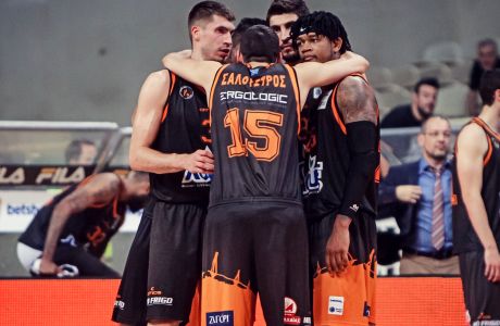 Οι παίκτες του Προμηθέα πανηγυρίζουν την πρόκριση επί της ΑΕΚ στους Τελικούς της Basket League