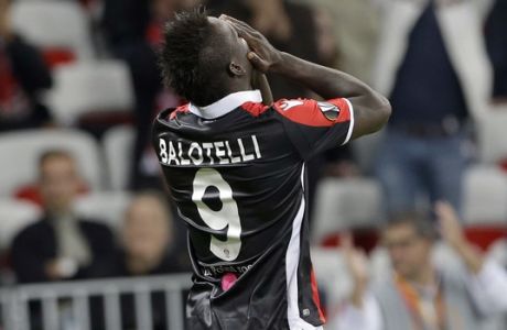 Nice's Mario Balotelli reacts after missing a chance to score during a Europa League group K soccer match between OGC Nice and Lazio at the Allianz Riviera stadium in Nice, French Riviera, Thursday, Oct. 19, 2017 (AP Photo/Claude Paris)