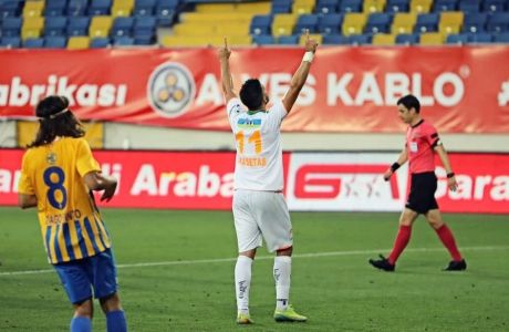 Ο Τάσος Μπακασέτας πανηγυρίζει την επίτευξη ενός γκολ ακόμη με τη φανέλα της Αλάνιασπορ