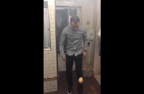Ο Γκιγκς κάνει "γκελάκια" με πατάτα! (VIDEO)