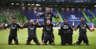 Οι παίκτες της Λιόν πανηγυρίζουν τον θρίαμβο επί της Μάντσεστερ Σίτι και την πρόκριση στα ημιτελικά του Champions League
