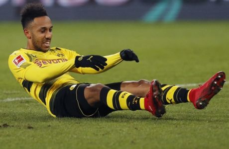 Dortmund's Pierre-Emerick Aubameyang sits on the pitch during a German first division Bundesliga soccer match between FSV Mainz 05 and Borussia Dortmund in Mainz, Germany, Tuesday, Dec. 12, 2017.(AP Photo/Michael Probst)