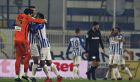 Οι ποδοσφαιριστές του Ατρομήτου πανηγυρίζουν το 3-2 επί του αυτόχειρα ΠΑΟΚ στο Περιστέρι