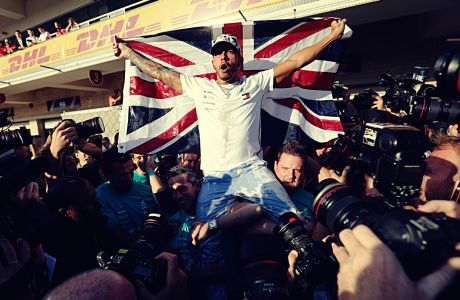 Ο Λιούις Χάμιλτον της Mercedes πανηγυρίζει τη νίκη του στο GP του Όστιν, Κυριακή 3 Νοεμβρίου 2019