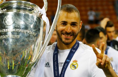 Soccer Football - Atletico Madrid v Real Madrid - UEFA Champions League Final - San Siro Stadium, Milan, Italy - 28/5/16
Real Madrid's Karim Benzema celebrates with the trophy after winning the UEFA Champions League
Reuters / Stefano Rellandini
Livepic
EDITORIAL USE ONLY. - RTX2ENLG
