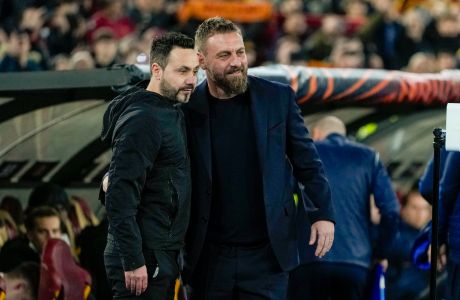 Roma's head coach Daniele De Rossi, right, greets Brighton's head coach Roberto De Zerbi prior to the Europa League round of sixteen first leg soccer match between Roma and Brighton and Hove Albion, at Rome's Olympic Stadium, Thursday, March 7, 2024. (AP Photo/Alessandra Tarantino)