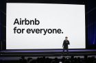 Ο συν-ιδρυτής του Airbnb  Μπράιαν Τσέσκι σε ομιλία του στο Σαν Φρανσίσκο για το λανσάρισμα του προγράμματος Plus.