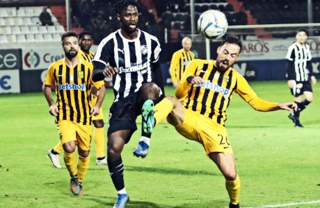 Σακόρ και Ματίγια διεκδικούν την μπάλα σε αναμέτρηση ΟΦΗ - Άρης νωρίτερα μέσα στη σεζόν, στο πλαίσιο της Super League 1 2019-2020. ΦΩΤΟΓΡΑΦΙΑ: ΣΤΕΦΑΝΟΣ ΡΑΠΑΝΗΣ / EUROKINISSI