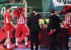 PHOTOSTORY: Το "ντου" των οπαδών του Παναθηναϊκού στον πάγκο του Ολυμπιακού