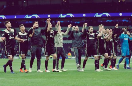 Οι παίκτες του Άγιαξ πανηγυρίζουν τη νίκη επί της Τότεναμ για τον 1ο ημιτελικό του Champions League 2018-2019 στο 'Τότεναμ Στέιντιουμ', Λονδίνο | Τρίτη 30 Απριλίου 2019