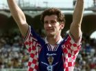 Ο Κροάτης Νταβόρ Σούκερ έχει μόλις σκοράρει στο παιχνίδι του Παγκοσμίου Κυπέλλου '98 με αντίπαλο τη Ρουμανία.