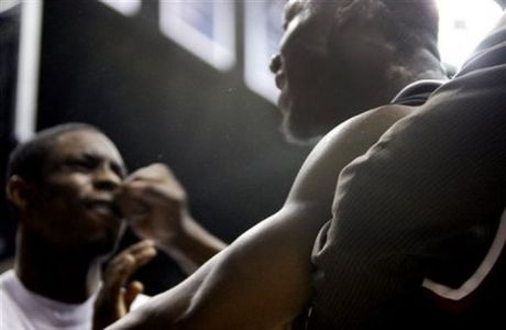 Μπουνιές σε αγώνα μπάσκετ φημισμένων κολεγίων