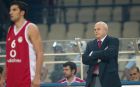 Ο Μίλαν Μίνιτς σ' ένα από τα παιχνίδια που κάθισε στον πάγκο του Ολυμπιακού ως πρώτος προπονητής