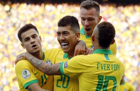 Ο Ρομπέρτο Φιρμίνο πανηγυρίζει με τους συμπαίκτες του στην εθνική Βραζιλίας το γκολ που σημείωσε στον αγώνα με το Περού για τους ομίλους του Copa America 2019 στην 'Αρένα Κορίνθιανς', Σάββατο 22 Ιουνίου 2019