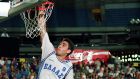 Ο Γιώργος Σιγάλας καρφώνει στην αναμέτρηση της Εθνικής Ελλάδας με τις ΗΠΑ για τα ημιτελικά του Μουντομπάσκετ '94, στο Τορόντο, Σάββατο 13 Αυγούστου 1994