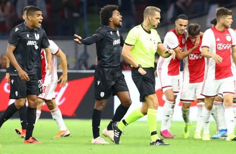 Ντιέγκο Μπίσεσβαρ και Λέο Μάτος διαμαρτύρονται στον διαιτητή του αγώνα του ΠΑΟΚ με τον Άγιαξ, για το δεύτερο σκέλος του 3ου προκριματικού γύρου του Champions League στη 'Γιόχαν Κρόιφ Αρένα', Άμστερνταμ, Τρίτη 13 Αυγούστου 2019                            