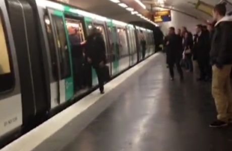 Οπαδοί της Τσέλσι πέταξαν μαύρο επιβάτη έξω από το μετρό (VIDEO)